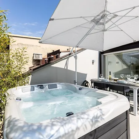 Hébergement de vacances *villa Olivo*with Private Terrace & Jacuzzi + 3bedrooms